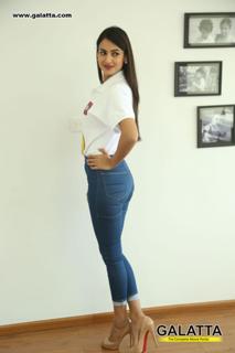 Sonal Chauhan feet photo thumbnail