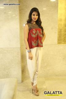 Sonal Chauhan feet photo thumbnail