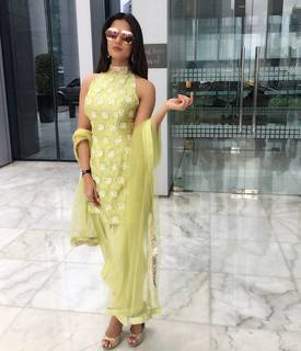 Sonal Chauhan feet photo thumbnail