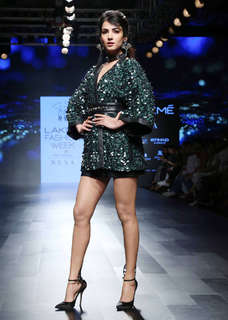 Sonal Chauhan feet photo thumbnail