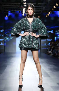 Sonal Chauhan feet photo thumbnail