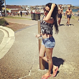 Sonal Chauhan feet photo thumbnail