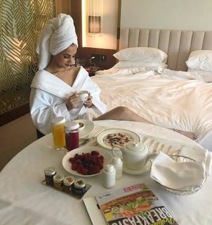 Sonal Chauhan feet photo thumbnail