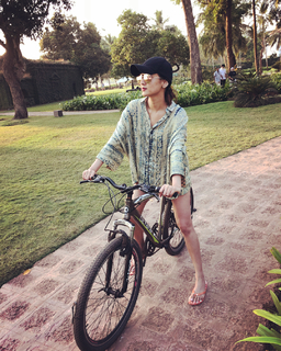 Sonal Chauhan feet photo thumbnail