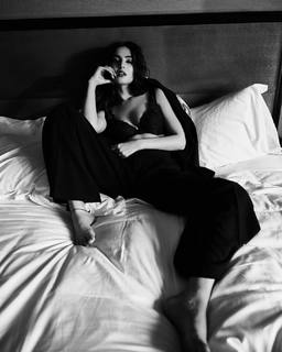 Sonal Chauhan feet photo thumbnail