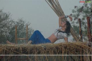 Sonal Chauhan feet photo thumbnail