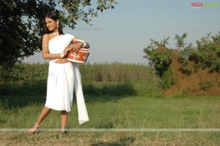 Sonal Chauhan feet photo thumbnail