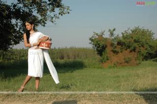 Sonal Chauhan feet photo thumbnail