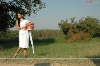 Sonal Chauhan feet photo thumbnail