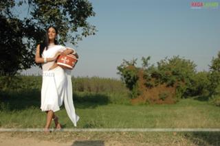 Sonal Chauhan feet photo thumbnail