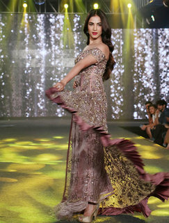 Sonal Chauhan feet photo thumbnail