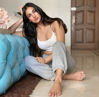 Sonal Chauhan feet photo thumbnail