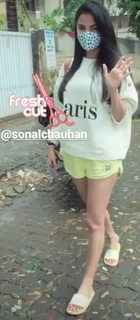 Sonal Chauhan feet photo thumbnail