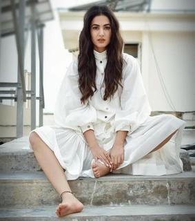 Sonal Chauhan feet photo thumbnail