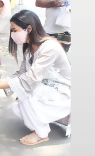 Sonal Chauhan feet photo thumbnail