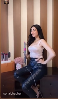 Sonal Chauhan feet photo thumbnail