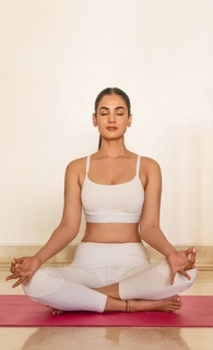 Sonal Chauhan feet photo thumbnail