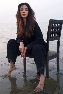 Sonal Chauhan feet photo thumbnail