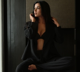 Sonal Chauhan feet photo thumbnail