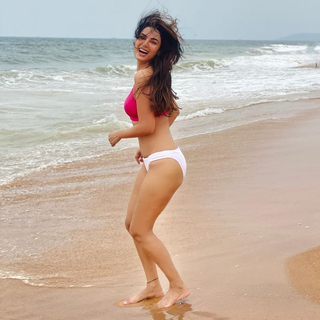 Sonal Chauhan feet photo thumbnail