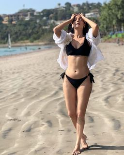 Sonal Chauhan feet photo thumbnail