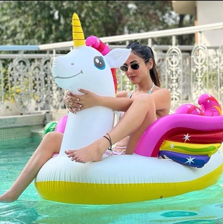 Sonal Chauhan feet photo thumbnail