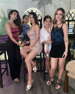 Sonal Chauhan feet photo thumbnail