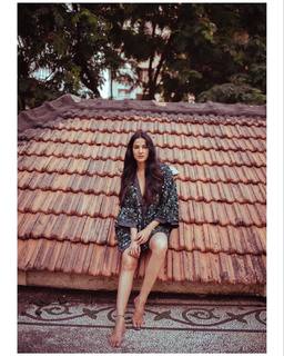 Sonal Chauhan feet photo thumbnail