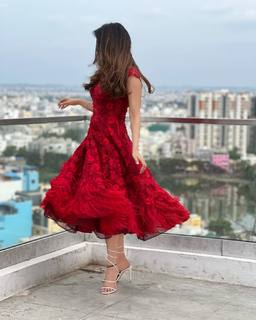 Sonal Chauhan feet photo thumbnail