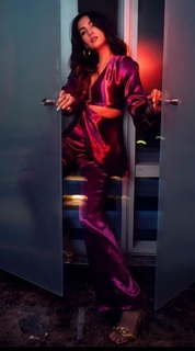 Sonal Chauhan feet photo thumbnail