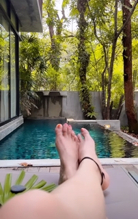 Sonal Chauhan feet photo thumbnail