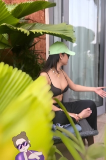 Sonal Chauhan feet photo thumbnail