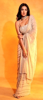 Sonal Chauhan feet photo thumbnail