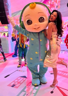 Sonal Chauhan feet photo thumbnail