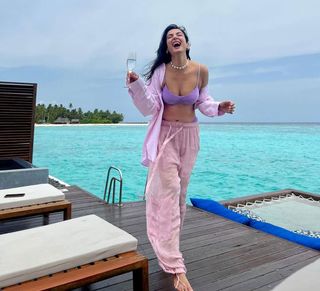 Sonal Chauhan feet photo thumbnail