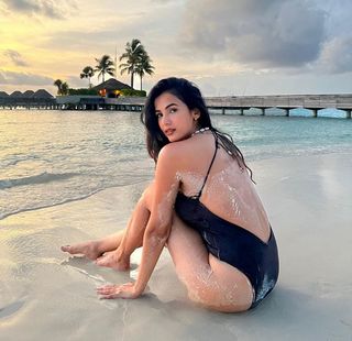 Sonal Chauhan feet photo thumbnail