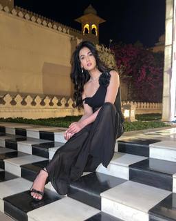 Sonal Chauhan feet photo thumbnail