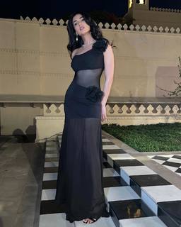 Sonal Chauhan feet photo thumbnail