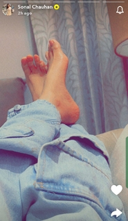 Sonal Chauhan feet photo thumbnail