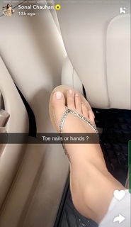 Sonal Chauhan feet photo thumbnail