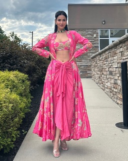 Sonal Chauhan feet photo thumbnail