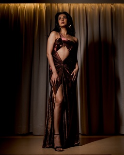 Sonal Chauhan feet photo thumbnail