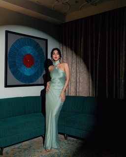 Sonal Chauhan feet photo thumbnail