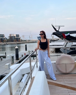 Sonal Chauhan feet photo thumbnail