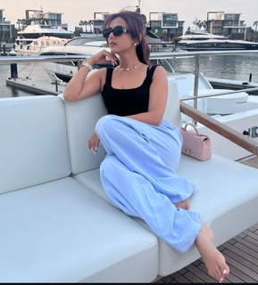 Sonal Chauhan feet photo thumbnail