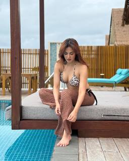 Sonal Chauhan feet photo thumbnail