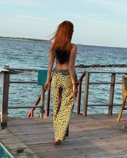 Sonal Chauhan feet photo thumbnail