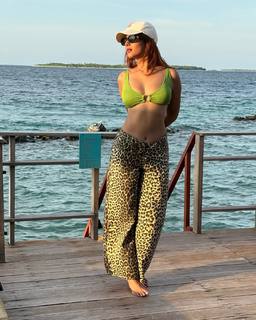 Sonal Chauhan feet photo thumbnail