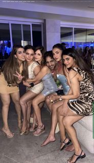 Sonal Chauhan feet photo thumbnail