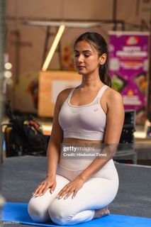 Sonal Chauhan feet photo thumbnail